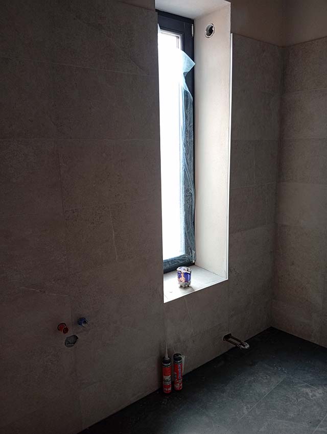 Obklad stěny s eloxovanou lištou kolem okna