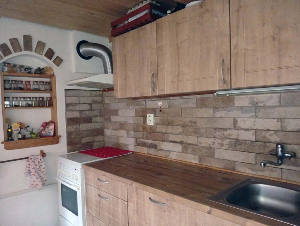 Rustikální obklad kuchyňské linky